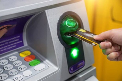 Ante la limitación de las operaciones en ventanilla, se puede recurrir al cajero automático, pero no todo el mundo está capacitado para ello.